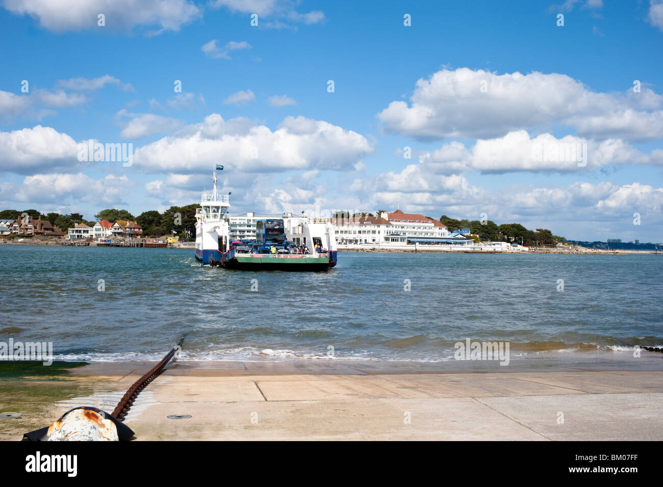 Barene traghetto a catena che arrivano al punto di offload, il porto di Poole, Dorset, England, Regno Unito Foto Stock