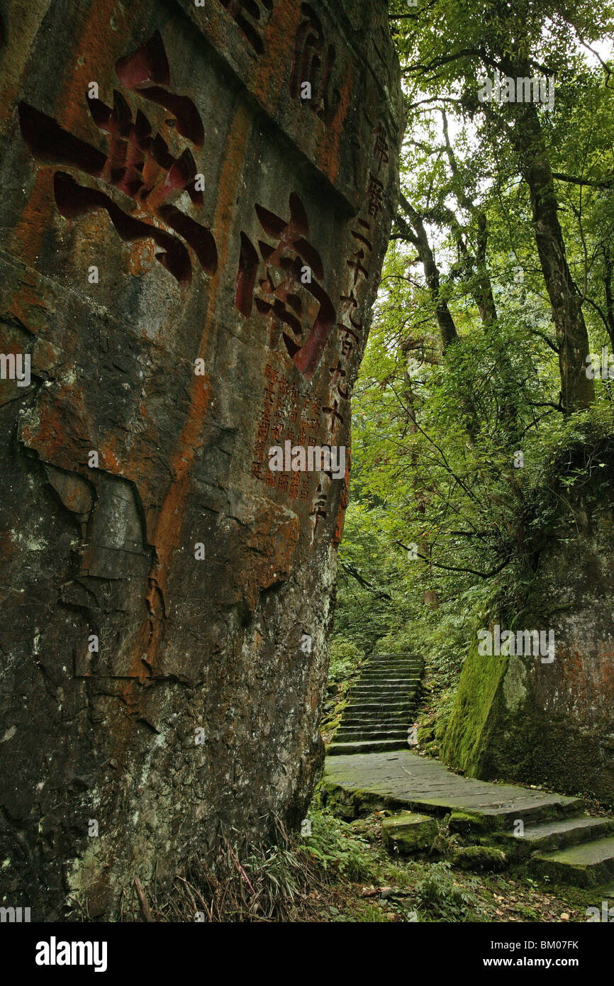 La calligrafia di roccia, Huayuan tempio, pellegrini, montagne Emei Shan, sito del Patrimonio Mondiale dell'UNESCO, Cina e Asia Foto Stock