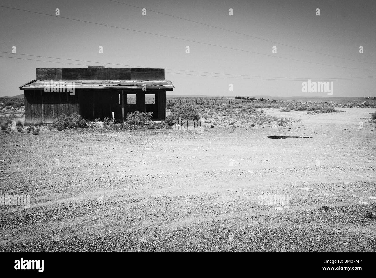 Arizona deserta strada sterrata edificio di legno di architettura del paesaggio presso due cannoni di Ghost Town lungo la route 66 appena ad est di Flagstaff Foto Stock