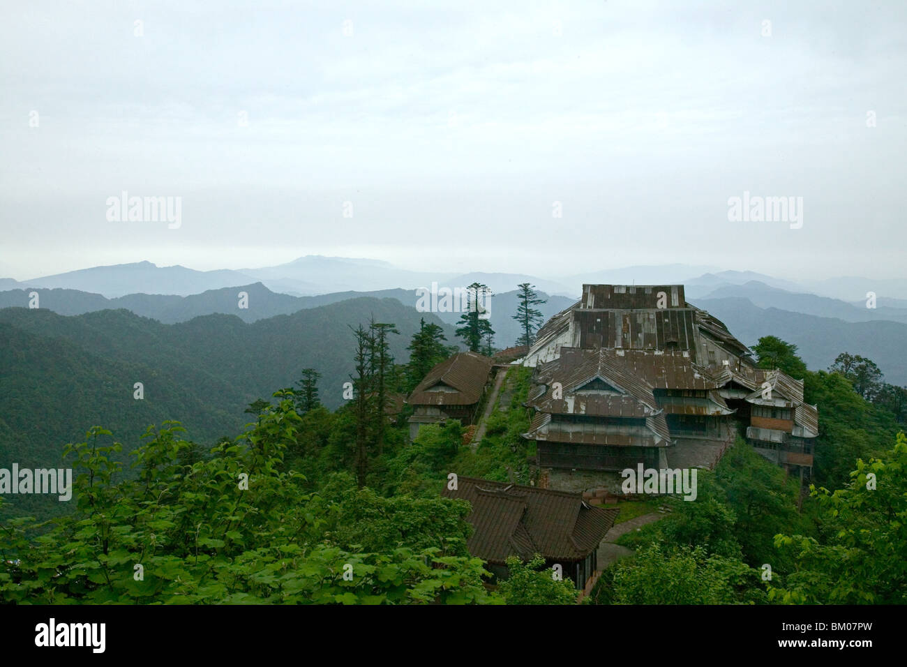 Vista sui tetti in lamiera del Xixiang Chi il monastero e il tempio, foresta verde, elefante Pool di balneazione, Patrimonio Mondiale Sit Foto Stock