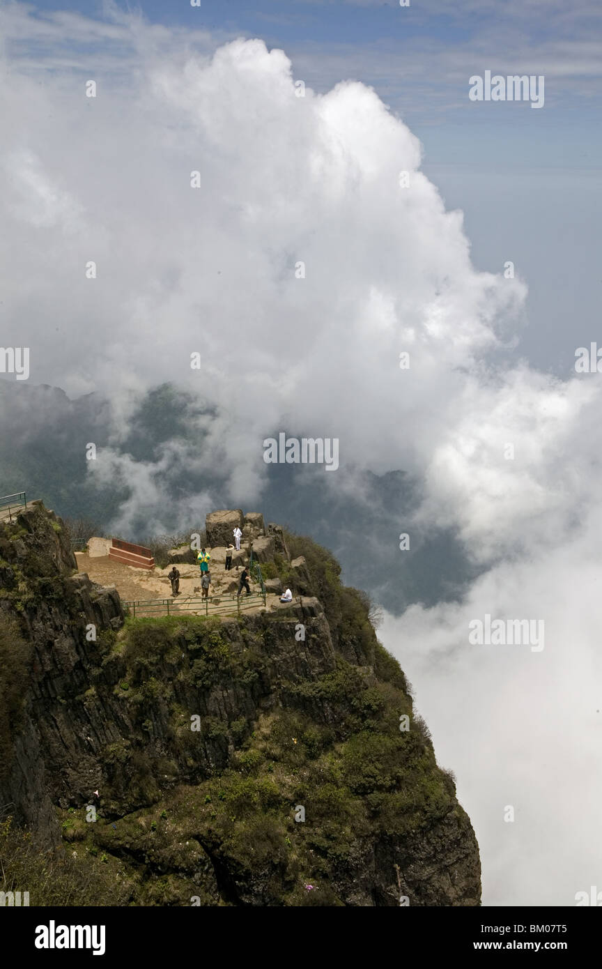 Piattaforma di visualizzazione vicino monastero Jinding, nuvole, vertice di Emei Shan montagne, Sacrificio Cliff, Cina, Asia World Heritage Sit Foto Stock