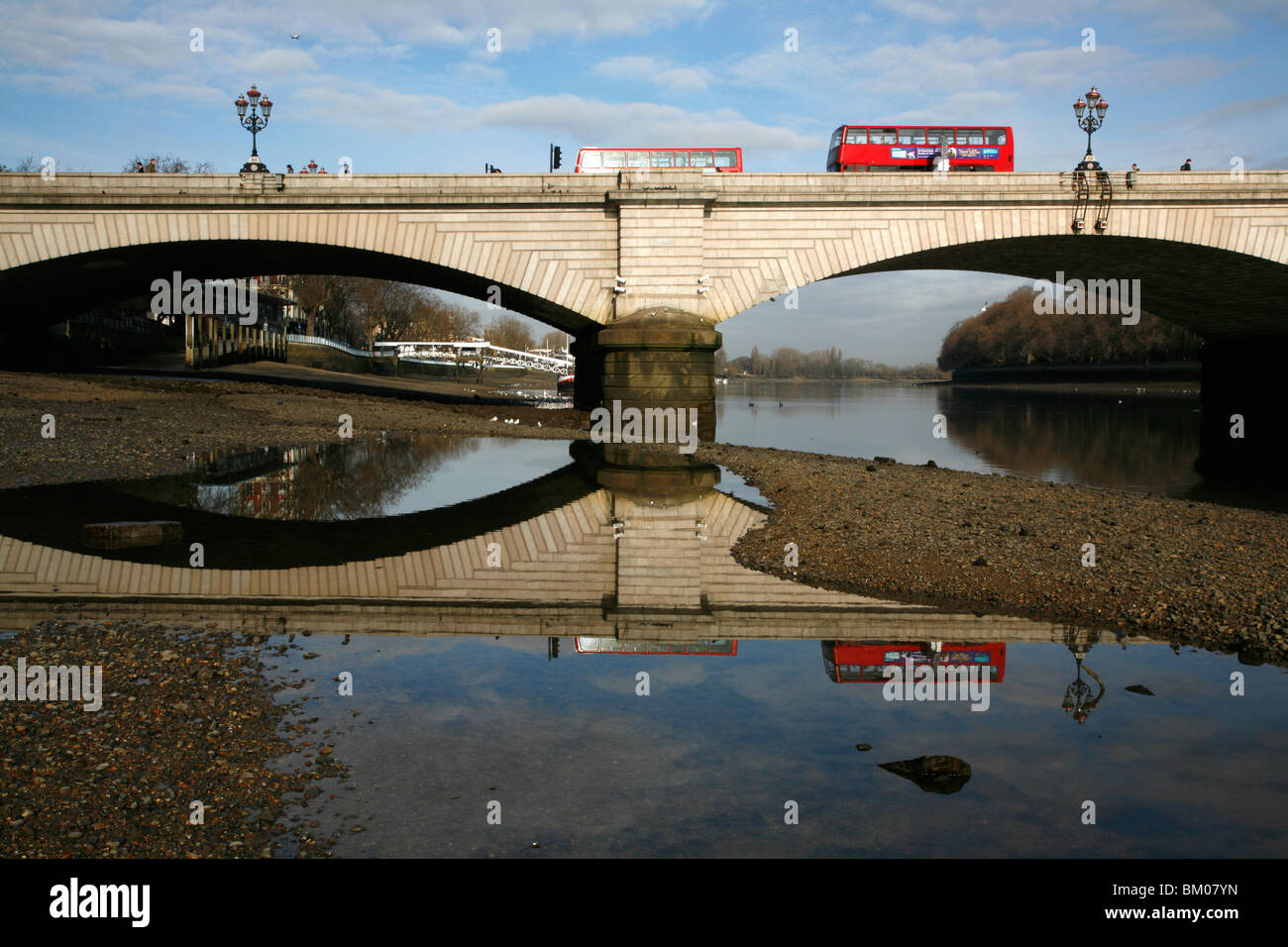 Putney Bridge si riflette in una marea piscina sul Fiume Tamigi con la bassa marea, Putney, London, Regno Unito Foto Stock