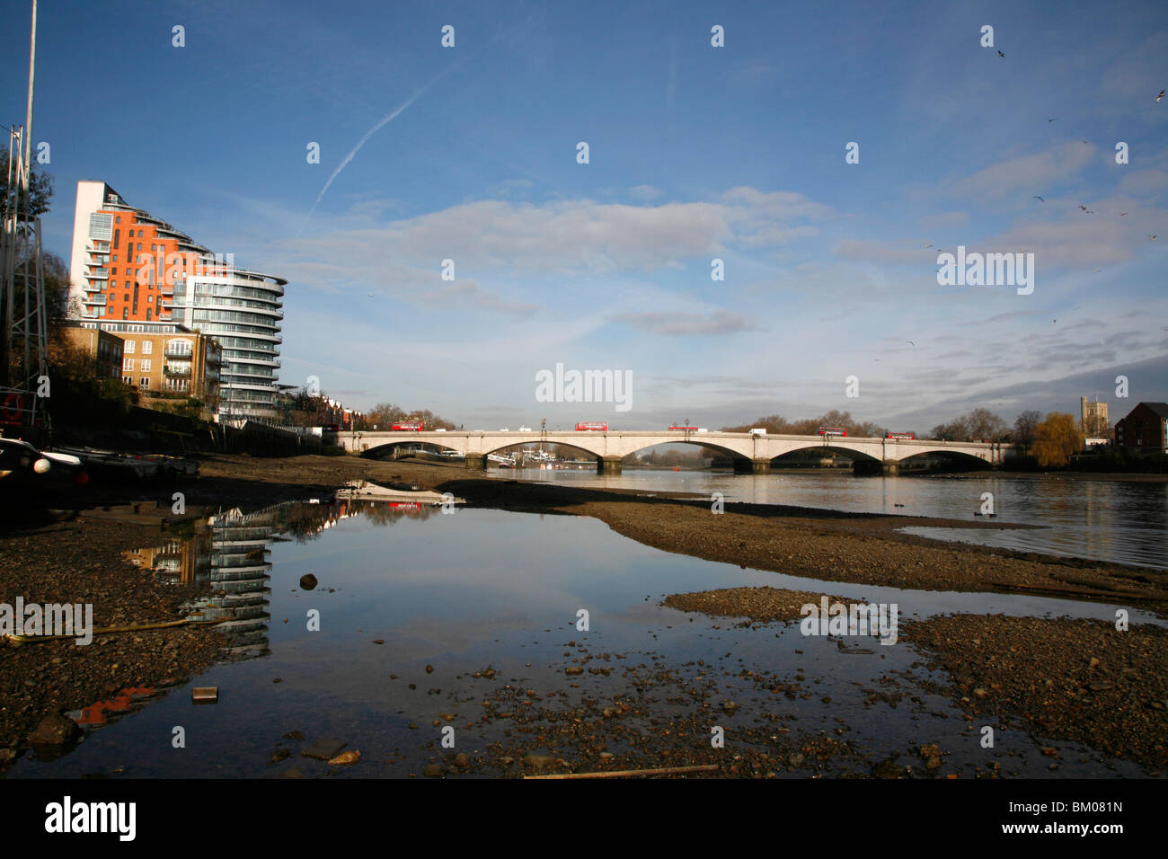 Il fiume Tamigi a Putney Bridge e Putney Wharf, Putney, London, Regno Unito Foto Stock