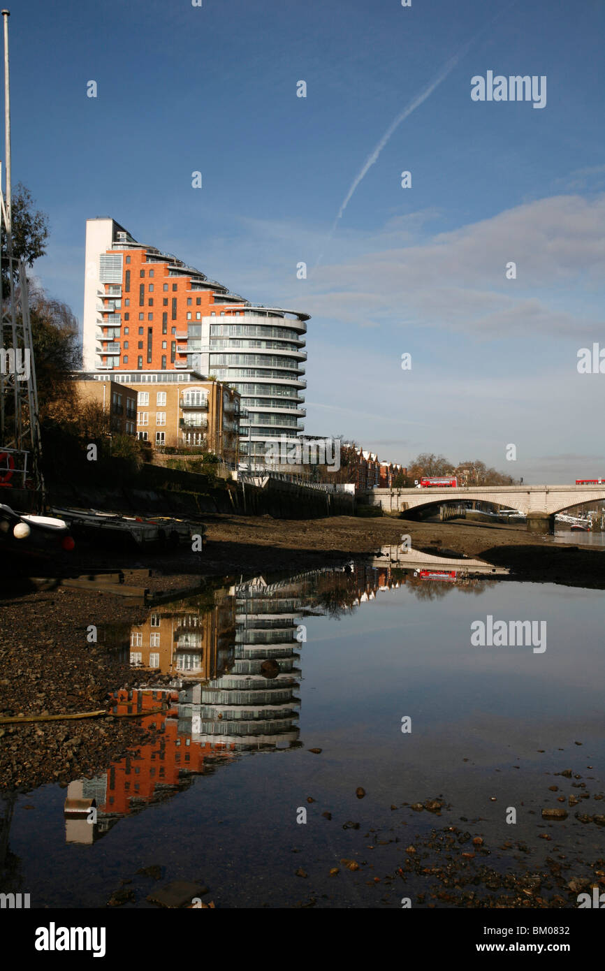 Putney Wharf riflessa sul Fiume Tamigi a Putney, London, Regno Unito Foto Stock