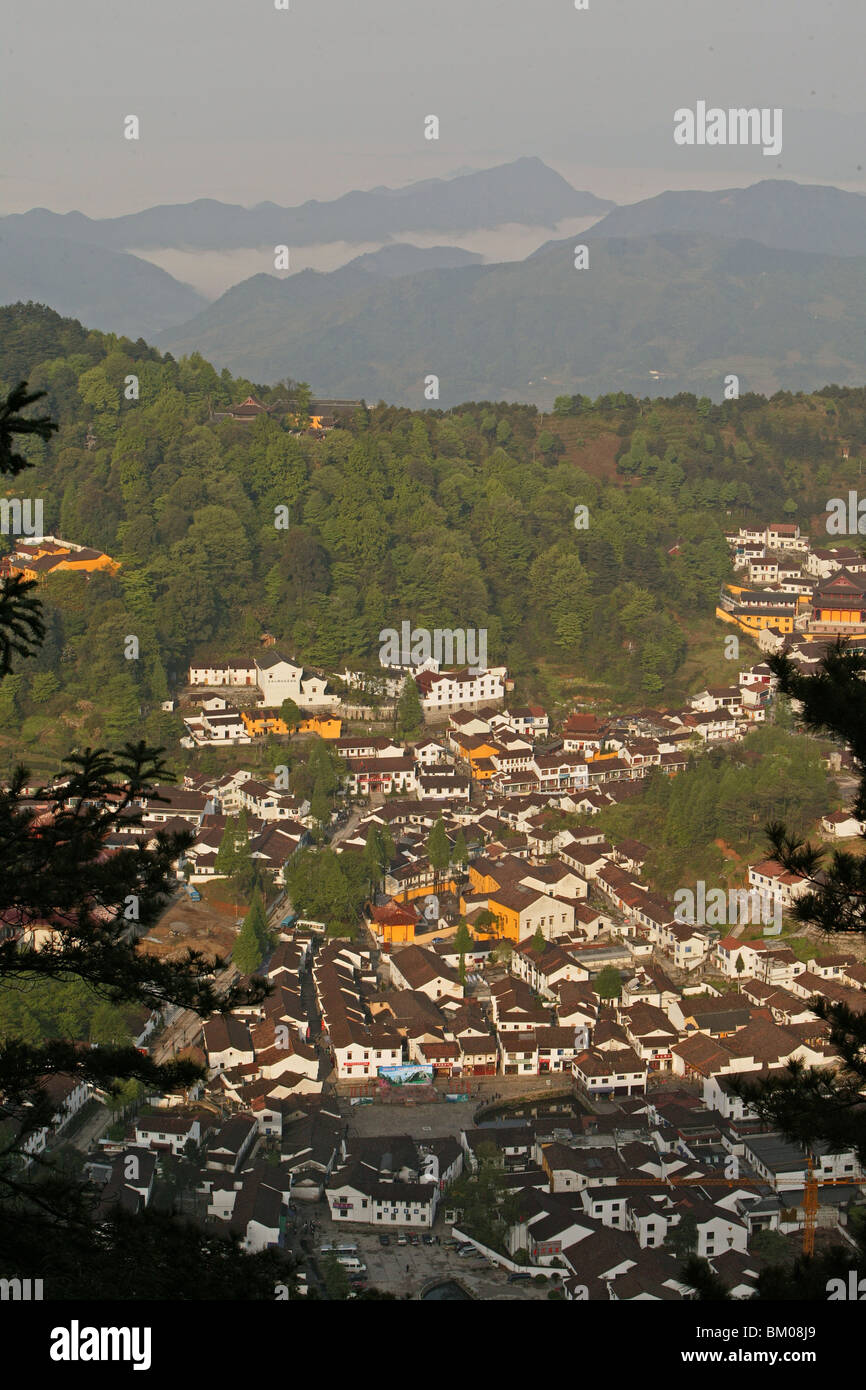 Vista di Jiuhua Shan Village, Jiuhuashan, Monte Jiuhua, montagna di nove fiori, Jiuhua Shan, provincia di Anhui, Cina e Asia Foto Stock