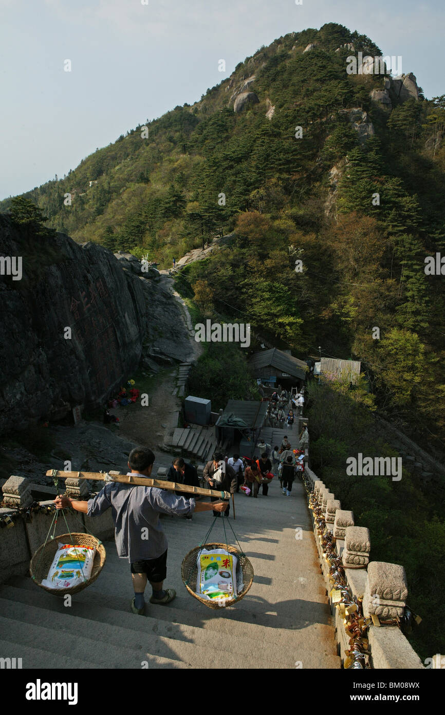 Porter, vicino Tiantai Feng, Jiuhuashan, Monte Jiuhua, montagna di nove fiori, Jiuhua Shan, provincia di Anhui, Cina e Asia Foto Stock