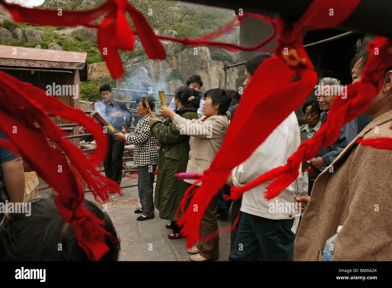 Serrature e nastri rossi sono donati per la lunga vita, salute e benessere, Azure Cloud tempio, Tai Shan, provincia di Shandong, Taishan, Mo Foto Stock