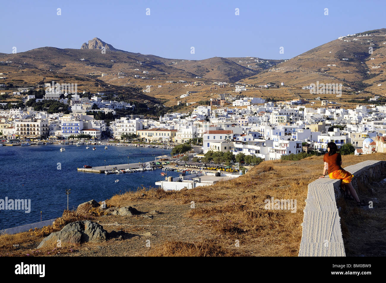 Vista a la città di Tinos e il porto, isola di Tinos, Cicladi Grecia,  Europa Foto stock - Alamy