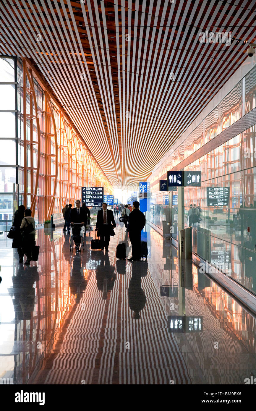 Persone presso la sala di attesa dell'Aeroporto Internazionale di Pechino, il più grande edificio del mondo, Pechino, Cina e Asia Foto Stock