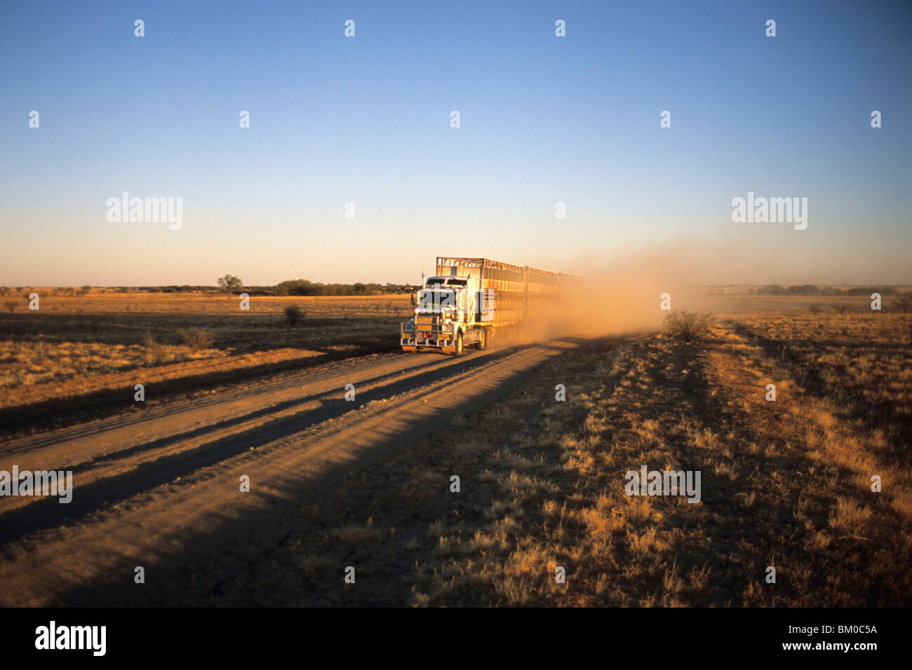 Road Train su Outback polverosa pista, vicino a Kynuna, Queensland, Australia Foto Stock