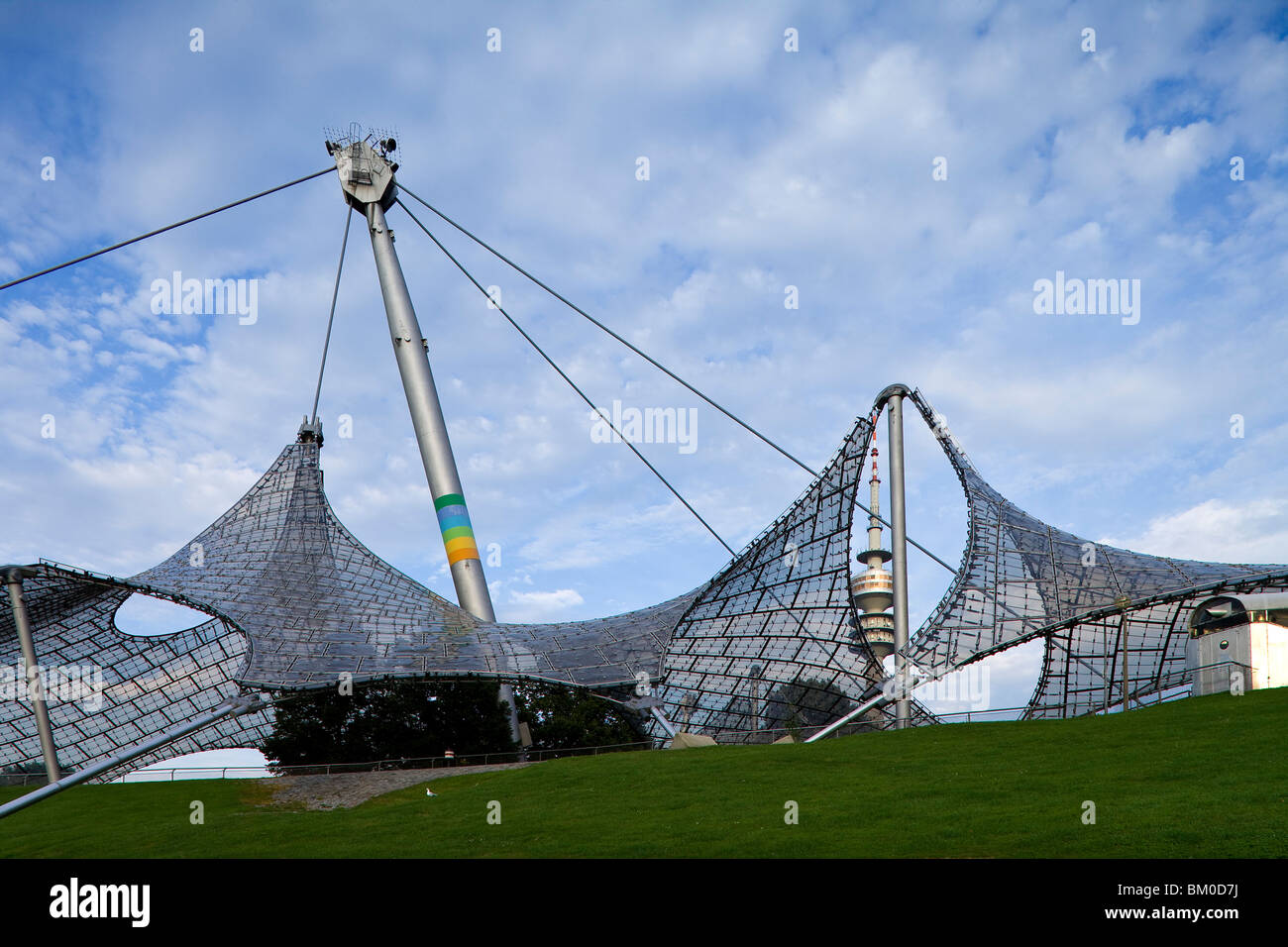 Olympia Park con Olympic Tower, Monaco di Baviera, Baviera, Baviera, Germania, Europa Foto Stock