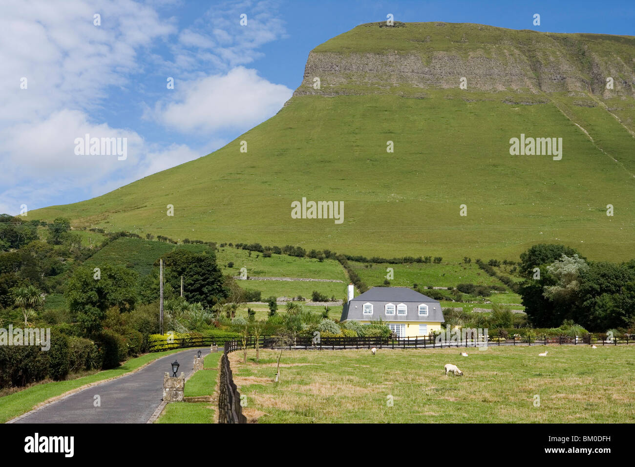 House & Benbulben montagna, vicino a Grange, nella contea di Sligo, Irlanda Foto Stock