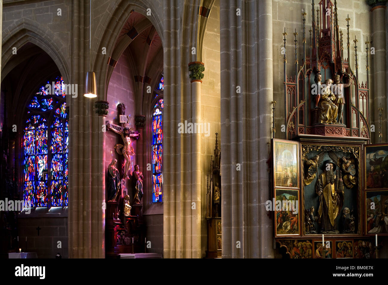 Vista interna del Heilig Kreuz Minster in Schwaebisch Gmuend, Baden-Wuerttemberg, Germania, Europa Foto Stock