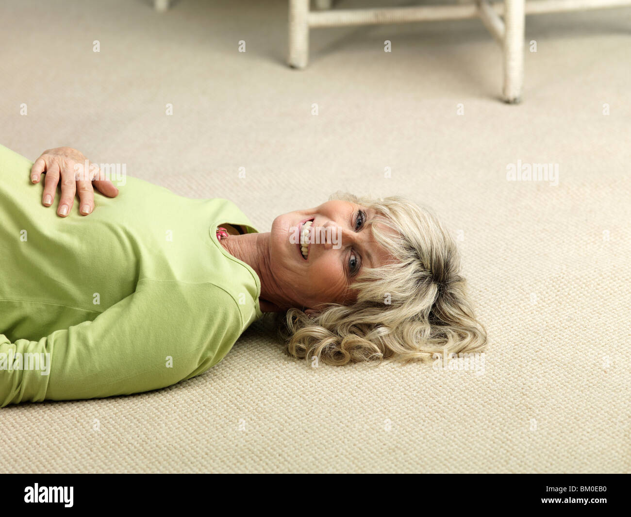 Coppia incinta donna sdraiata sul pavimento Foto Stock