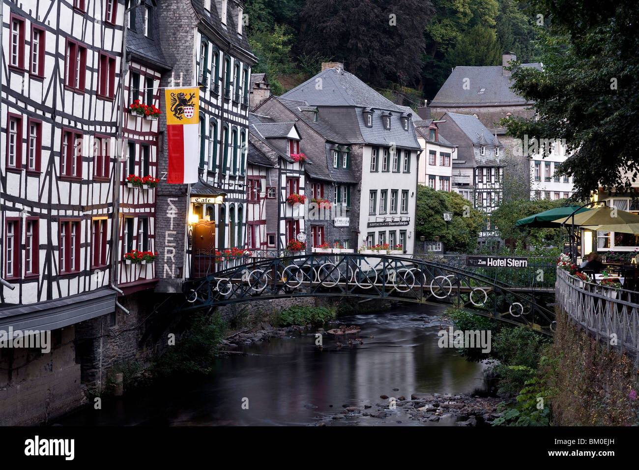Metà case con travi di legno lungo il fiume Rur, Monschau, Eifel, nella Renania settentrionale-Vestfalia, Germania, Europa Foto Stock