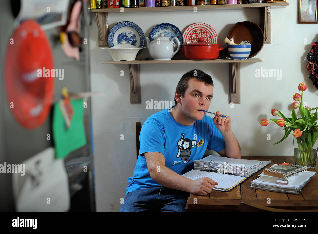 Uno studente di college sat rivedere e lavorare in preparazione per il college un livello degli esami Foto Stock