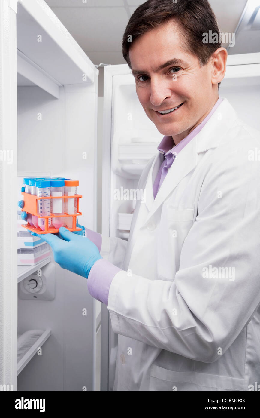 Medico tenendo i campioni di medicinali in un laboratorio Foto Stock
