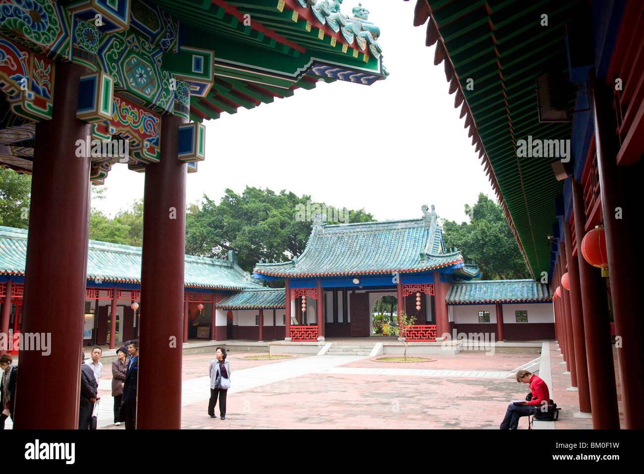 Koxinga santuario e turisti presso il cortile interno di un tempio, Tainan, Repubblica di Cina e Taiwan, in Asia Foto Stock