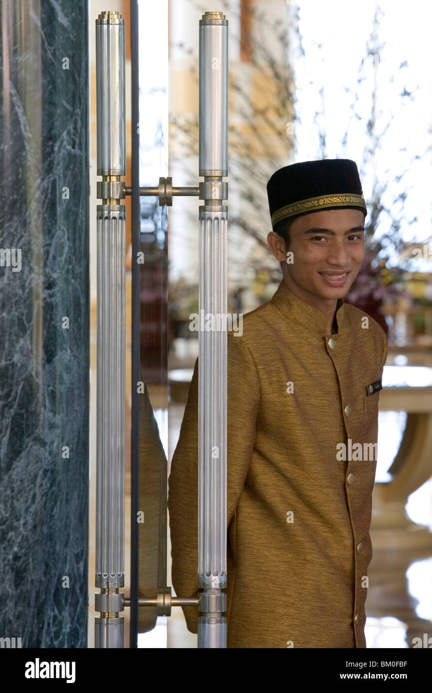 Il portiere, l'impero Hotel Country Club, Brunei Darussalam, Asia Foto Stock