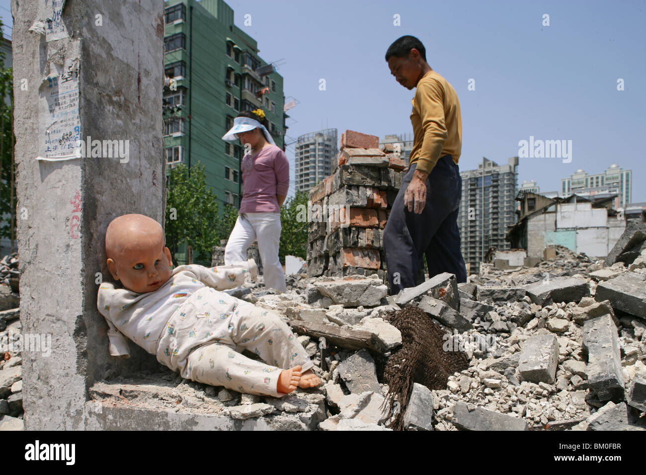 Lavori di demolizione, la bambola, area di riqualificazione, migrante lavoratore edile mattoni di clearing, vivendo tra le rovine, invadendo nuovi highris Foto Stock