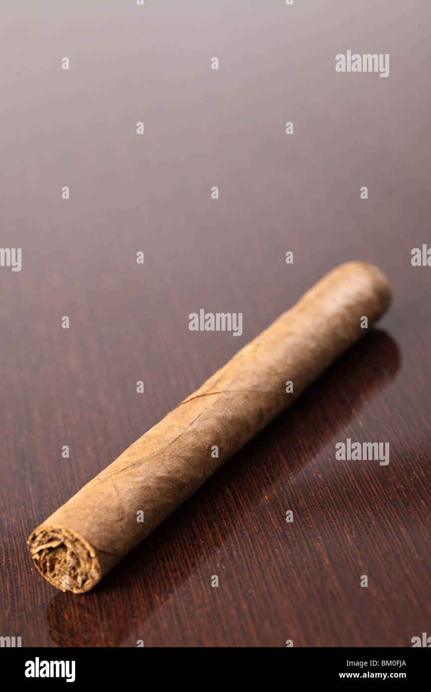 Il sigaro cubano sul tavolo di legno Foto Stock
