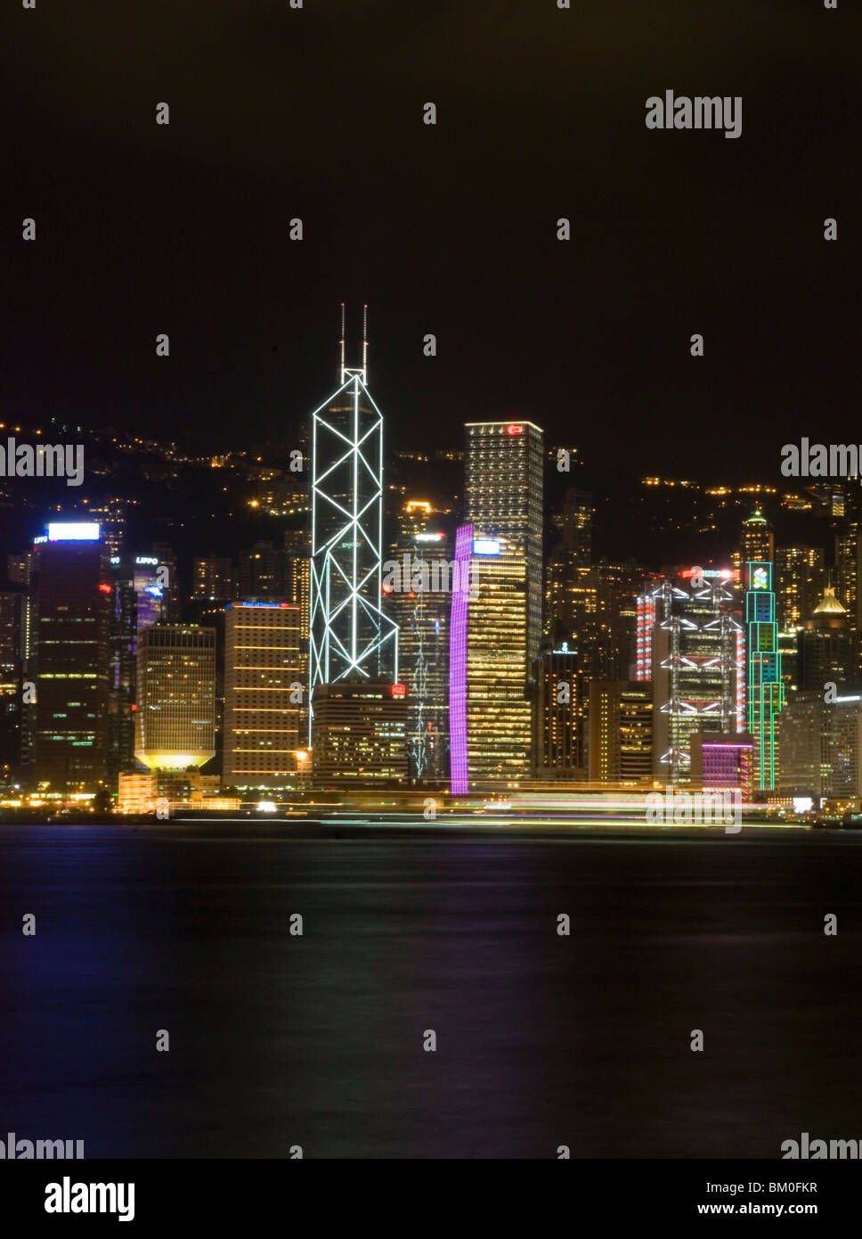 Skyline di Hong Kong di notte, Regione Amministrativa Speciale di Hong Kong, Cina Foto Stock