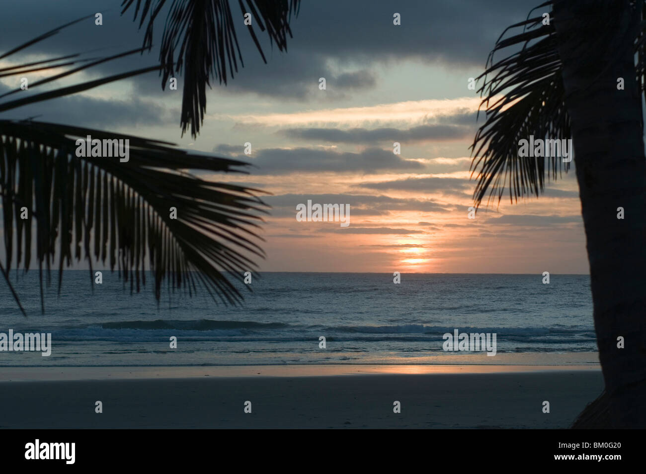 La vista del tramonto oltre Oceano Indiano, Morrungulo Beach, Inhambane Provincia, Mozambico Foto Stock