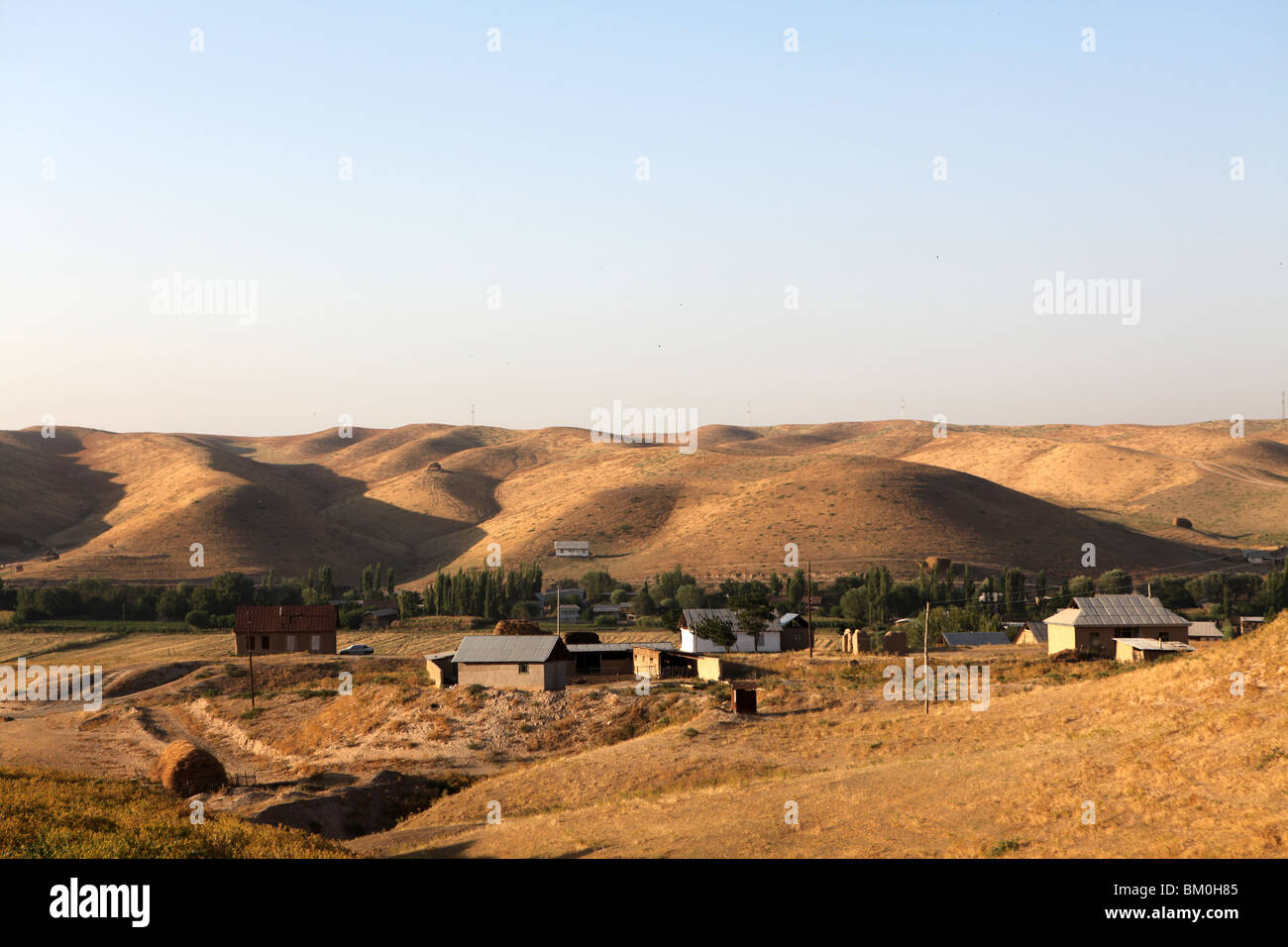 Remoto villaggio nella zona centrale di Kirghizistan, l'Asia centrale. Foto Stock