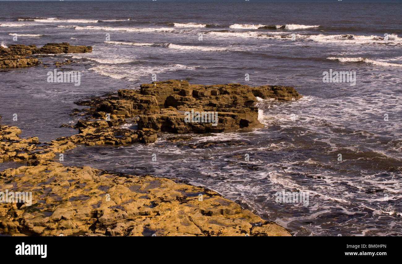 Marea intorno alcune rocce Foto Stock