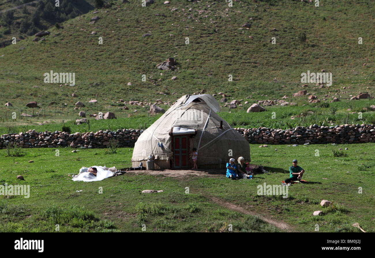 Yurta vicino a Kara Kol in Kirghizistan, l'Asia centrale. Foto Stock