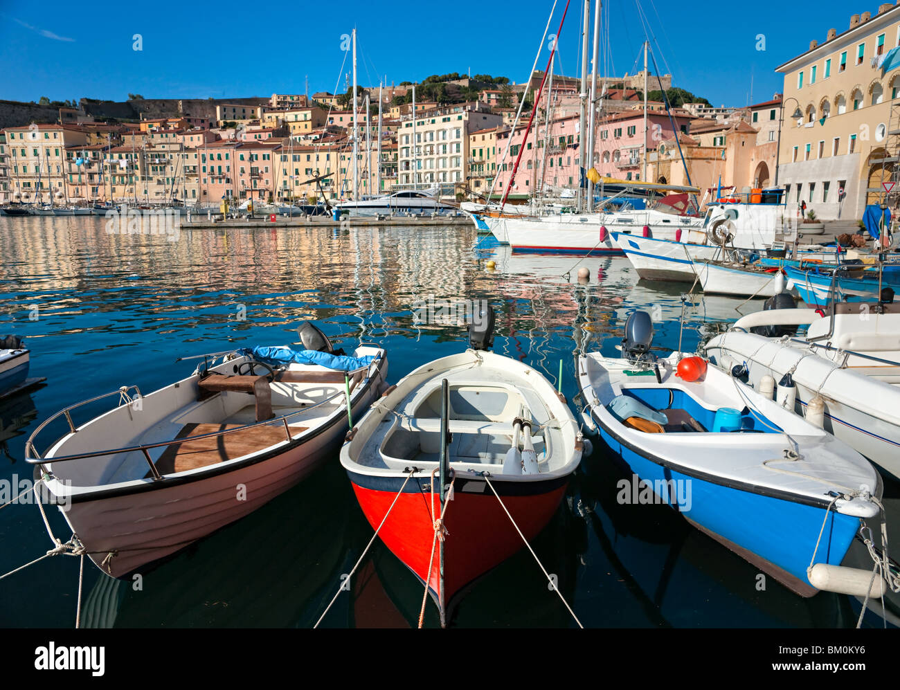 Vista di Portoferraio città vecchia, con il Forte Stella e la Villa di Napoleone. Isola d'Elba, Livorno, Italia. Foto Stock