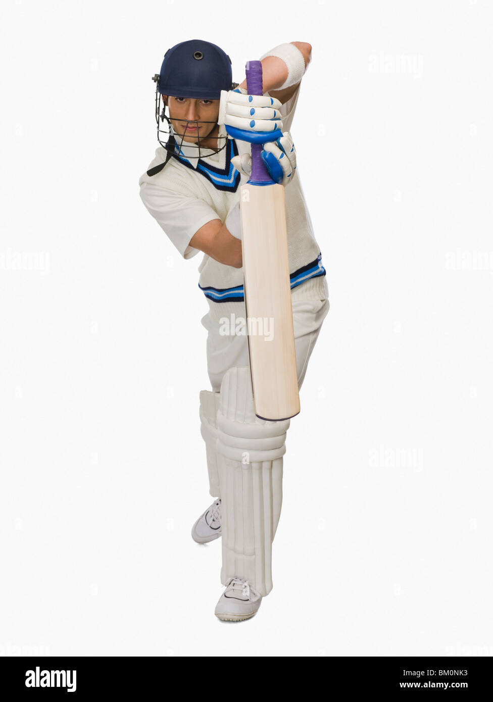 Cricket battitore la riproduzione in avanti corsa difensiva Foto Stock