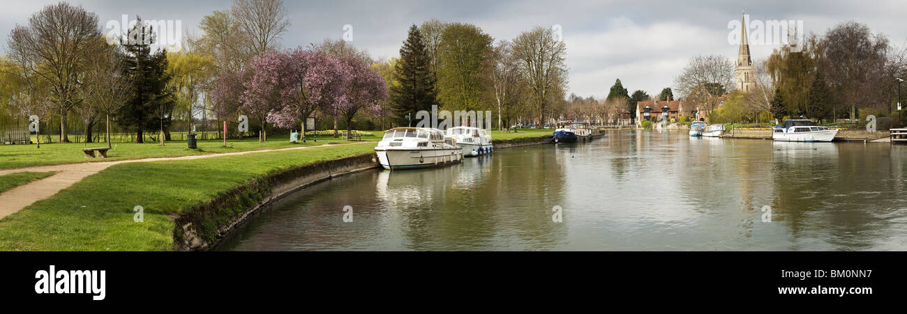 La molla sul Tamigi in Abingdon Town Center, Oxfordshire, Regno Unito Foto Stock