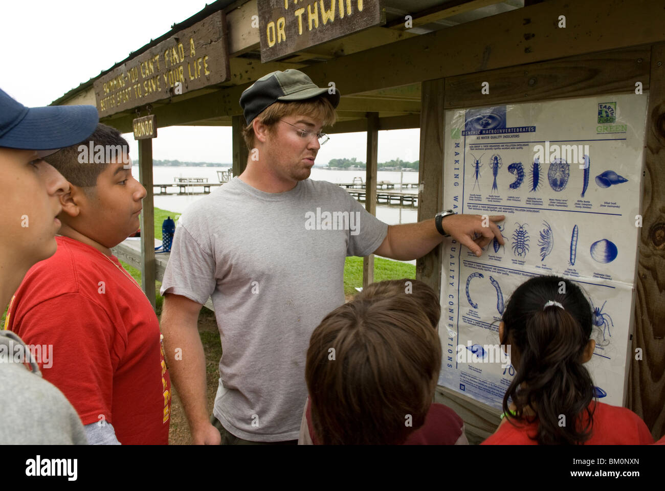 Gli studenti delle scuole medie ispaniche del Texas meridionale imparano a conoscere gli indicatori di qualità dell'acqua in un centro di apprendimento all'aperto sul lago LBJ. ©Bob Daemmrich Foto Stock