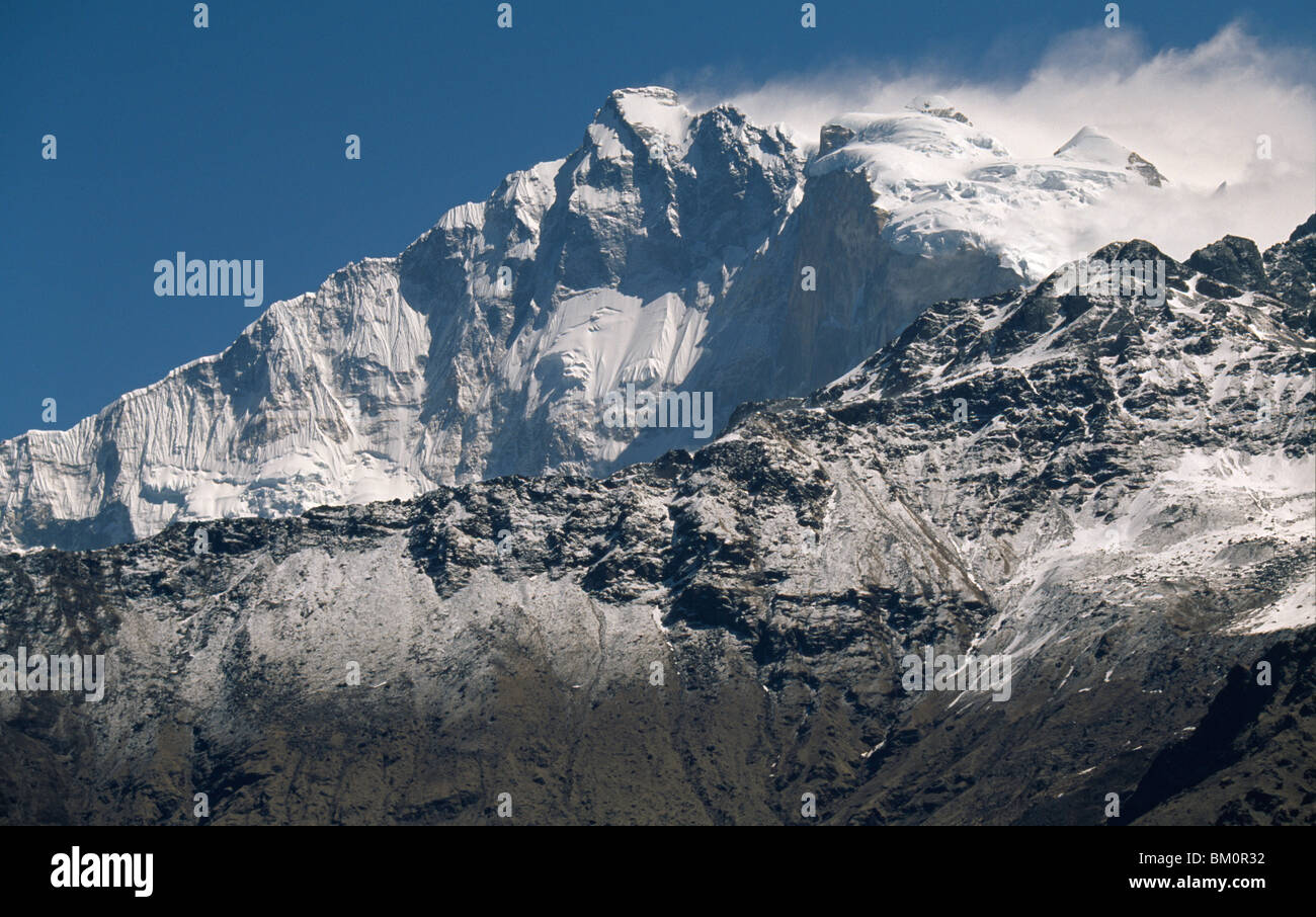 Montagne coperte di neve, Mt Varaha Shikhar, Dhaulagiri, Himalaya, Nepal Foto Stock