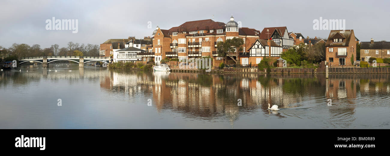 Vista del ponte di Eton e Eton dal Windsor riva del fiume Tamigi, Berkshire, Regno Unito Foto Stock