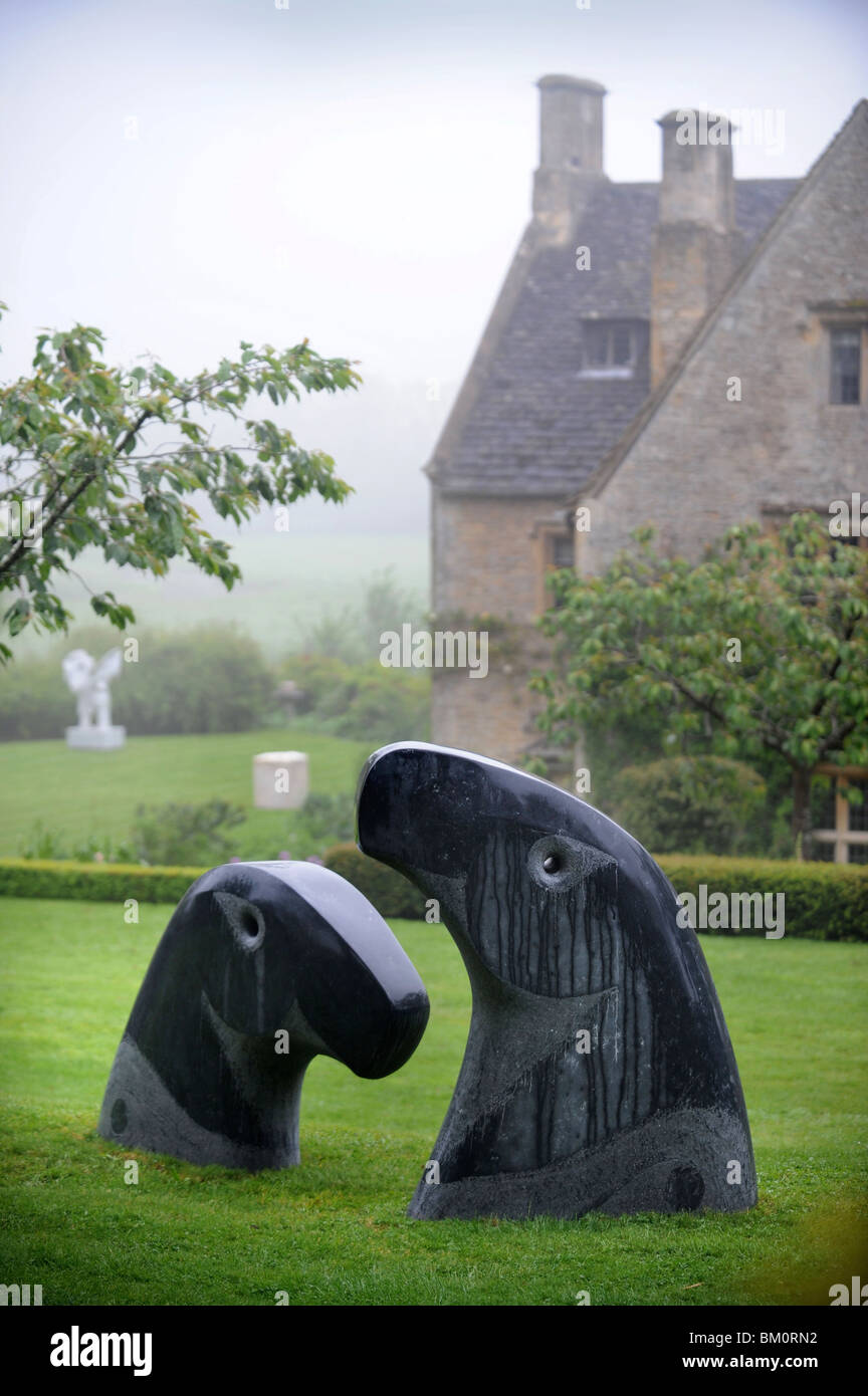 Esposizione di scultura a Asthall Manor vicino a Burford, Oxfordshire Maggio 2008 - 'Mythical cavalli' di Bridget McCrum. Foto Stock