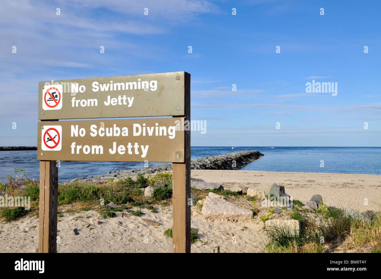 Non in legno per nuoto o immersioni subacquee segni postato al molo vicino a una spiaggia di sabbia in sandwich, Cape Cod STATI UNITI D'AMERICA Foto Stock