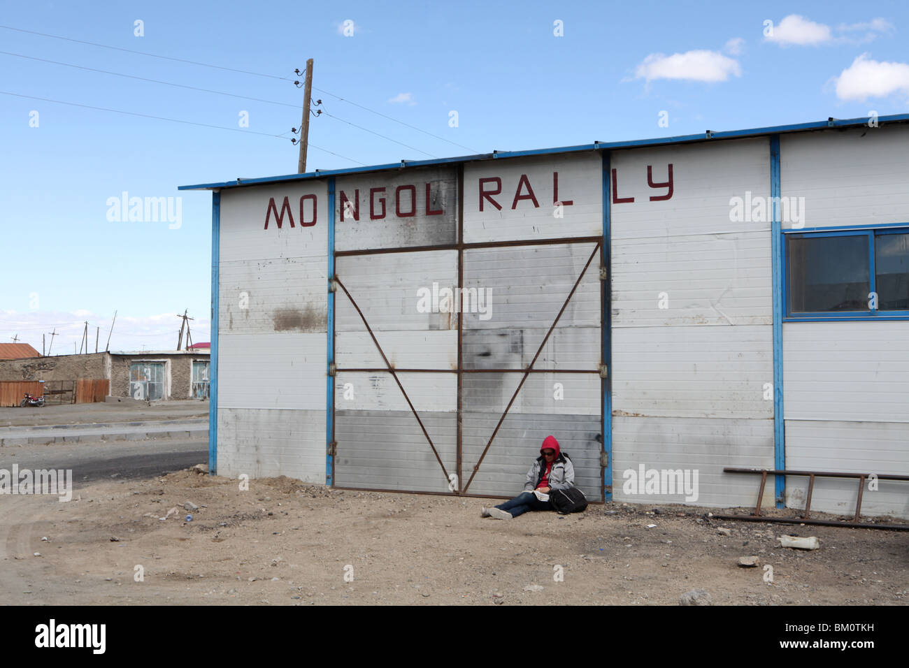 Un Mongol Rally 2009 partecipante attende in un checkpoint per la sua auto per essere fissata in Mongolia. Foto Stock