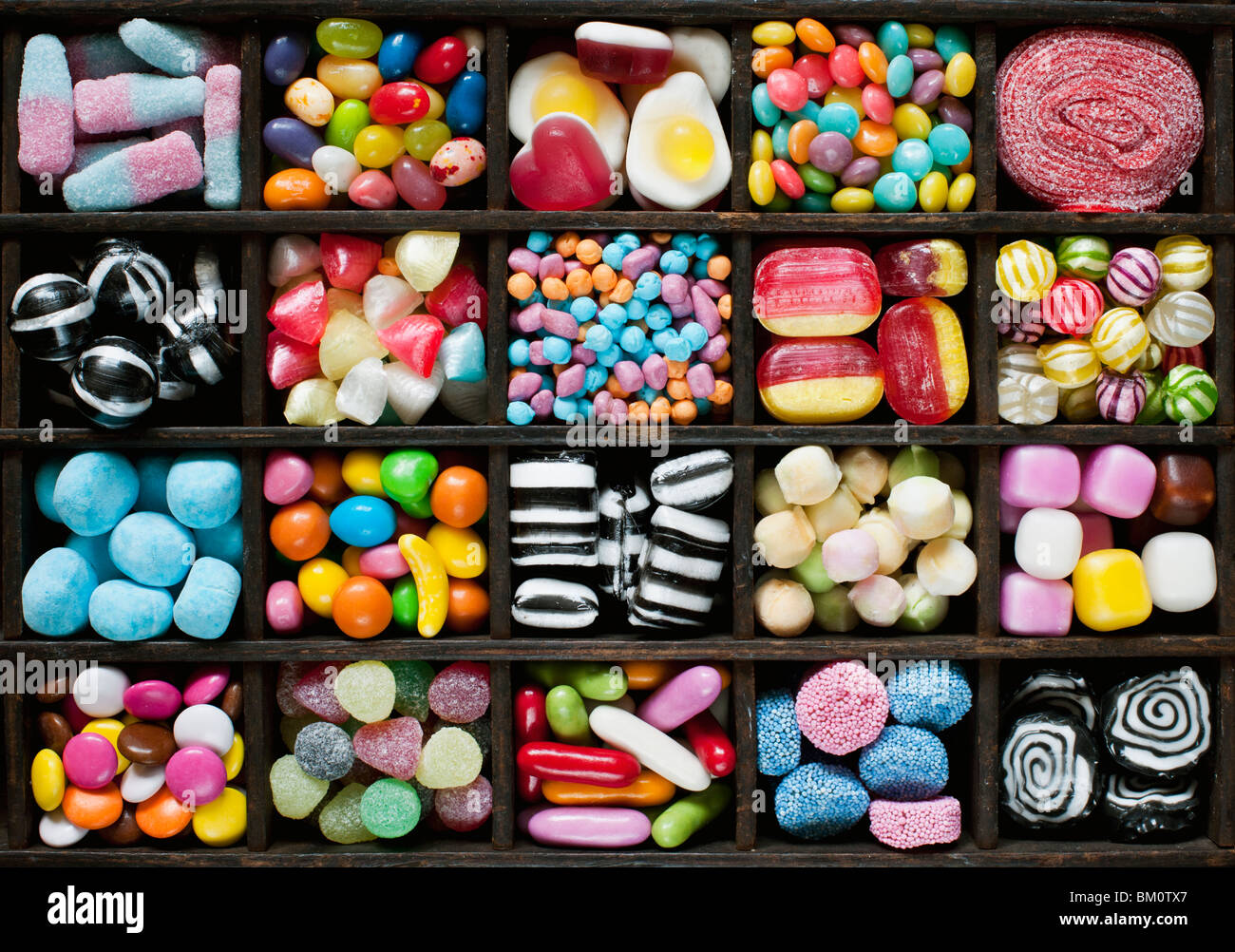 Colorato assortimento di dolci per i bambini e la caramella in un vassoio di legno Foto Stock