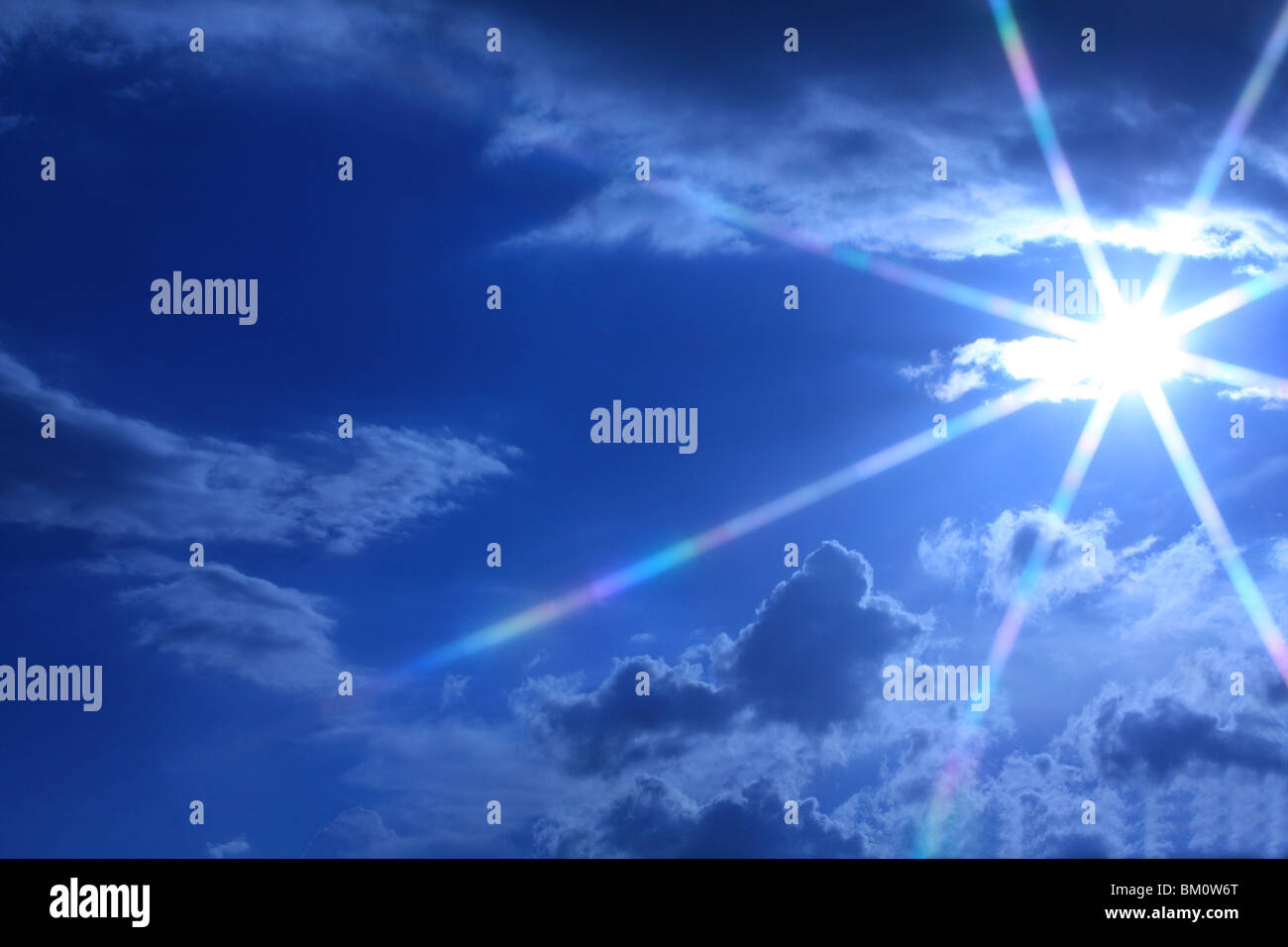 Una forma a stella sole brilla attraverso le nuvole Foto Stock