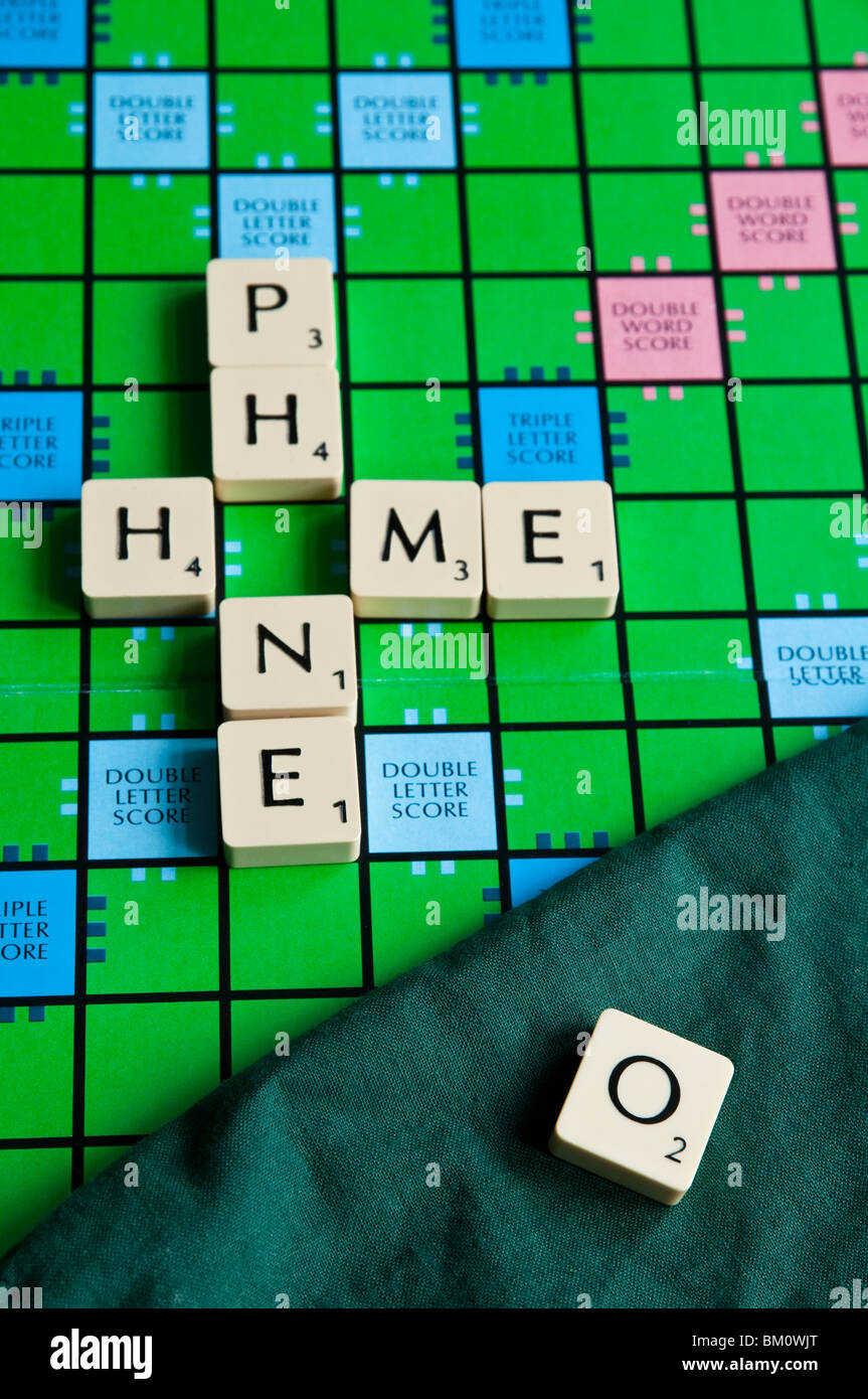 O2 piastrella scrabble - in attesa di essere collocate sul bordo. Foto Stock