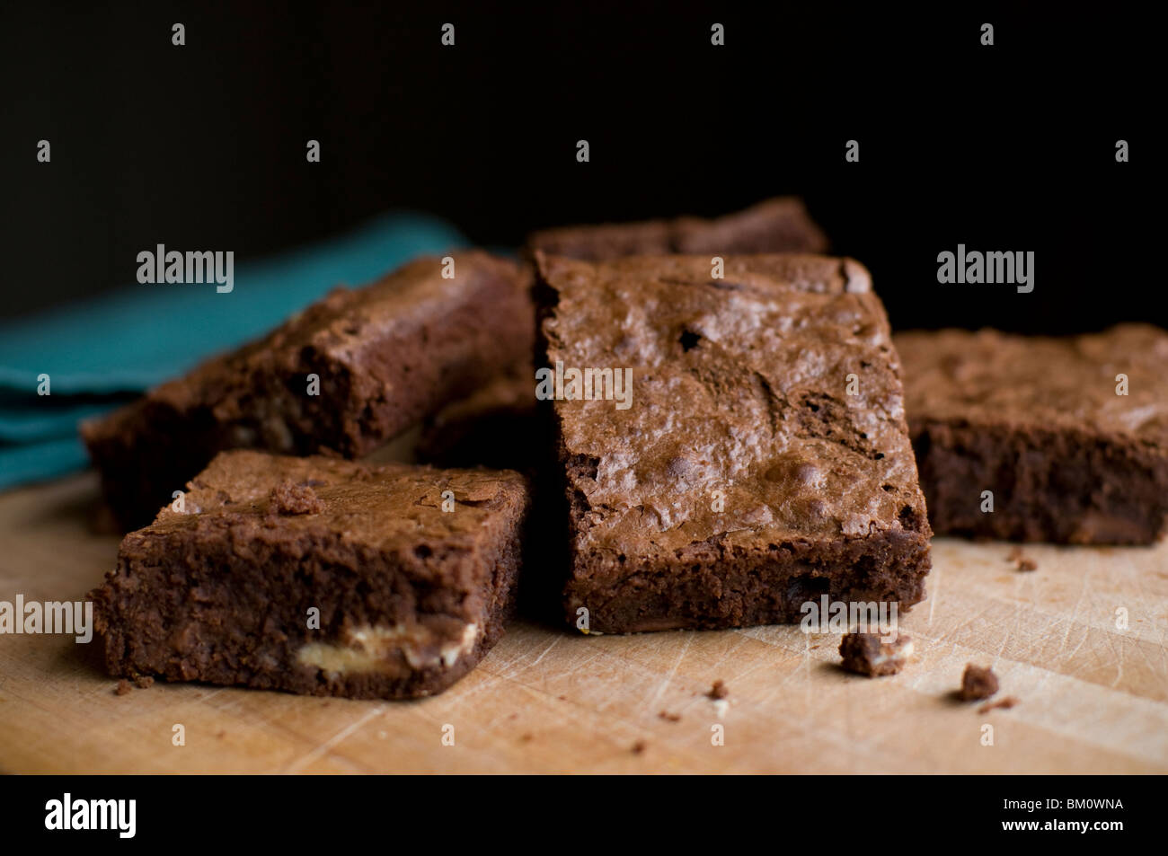 Home reso brownie al cioccolato su tavola, tagliere di legno Foto Stock