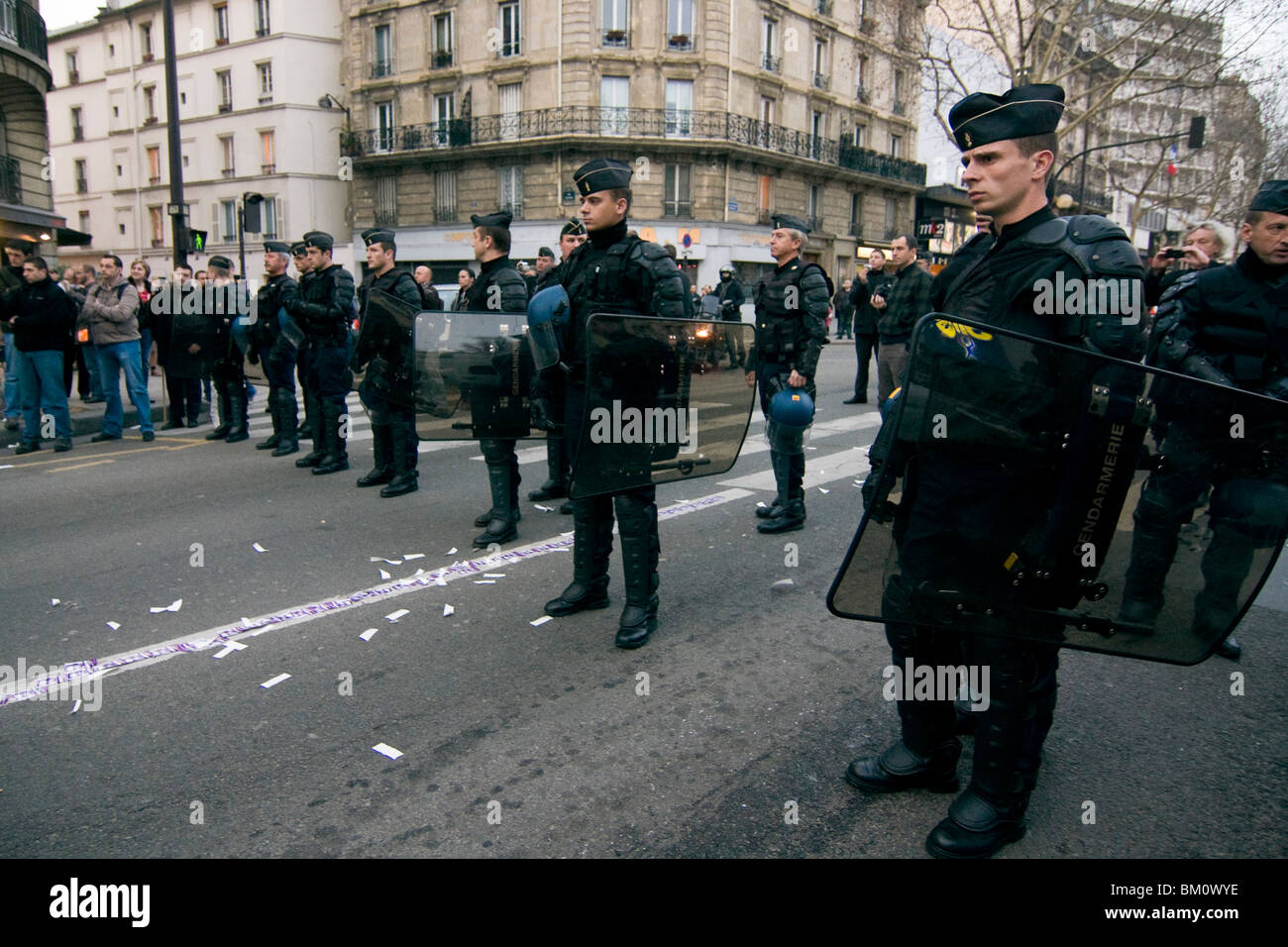 Poliziotti antisommossa sbarrate No-Sarkozy-giorno dimostranti durante una manifestazione a Parigi, il 23 marzo 2010. Foto Stock