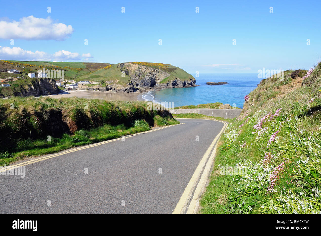 Un vuoto che la strada costiera vicino porteath in cornwall, Regno Unito Foto Stock