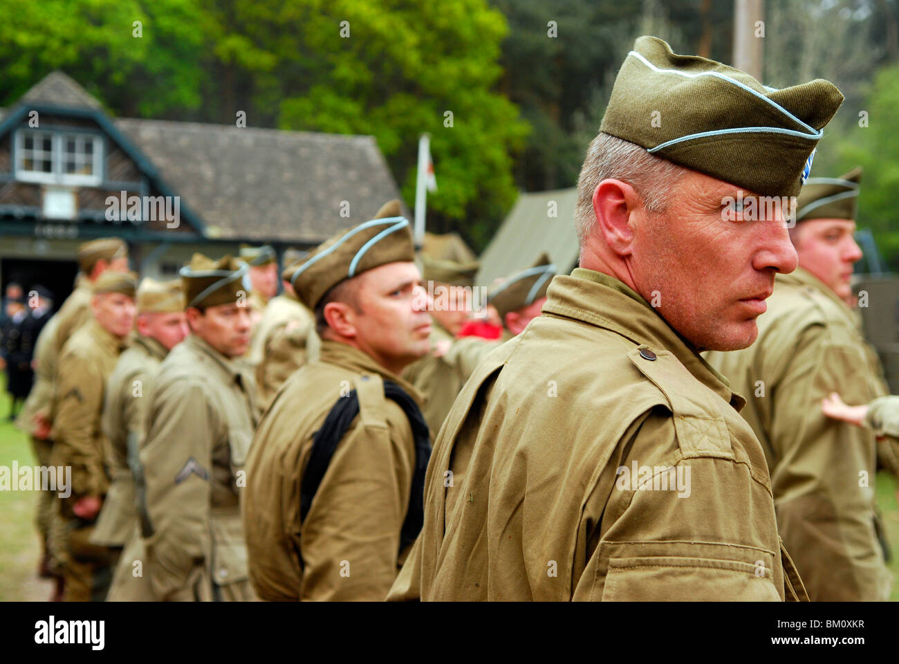 American GIs su parade presso una guerra mondiale 2 rievocazione giorno, vita rurale centro, Tilford, Farnham, Surrey, Regno Unito. Foto Stock