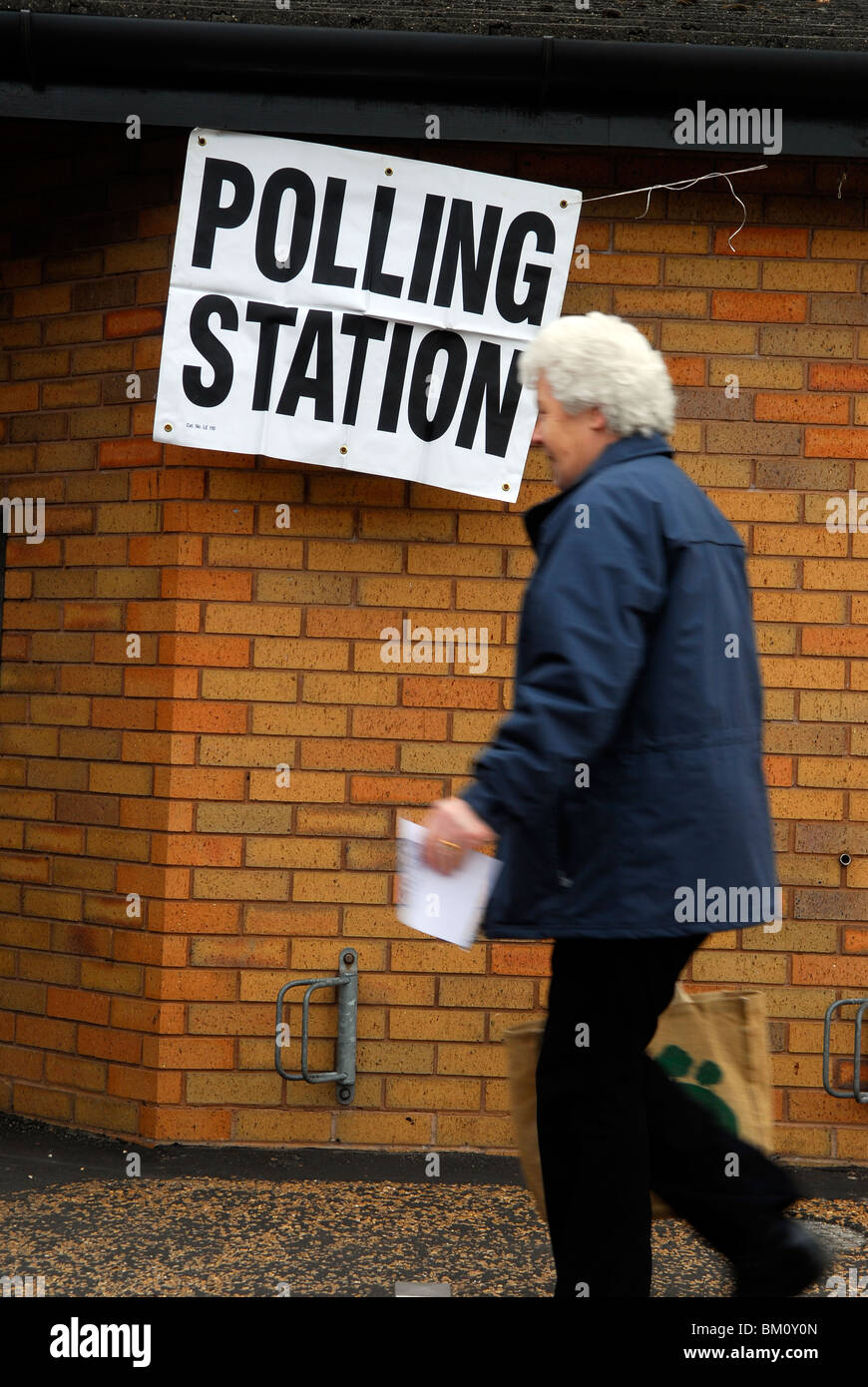 Donna anziana in rotta verso la stazione di polling per gettare il suo voto nel maggio 2010 le elezioni generali nel Regno Unito, Bordon, Hampshire, Inghilterra. Foto Stock