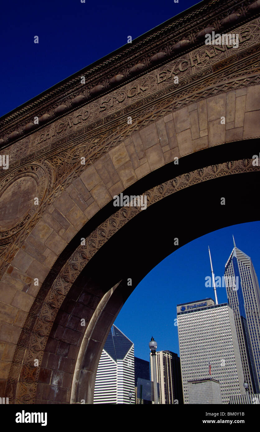 Basso angolo di visione di un arco, vecchia Borsa di Chicago, Chicago, Illinois, Stati Uniti d'America Foto Stock