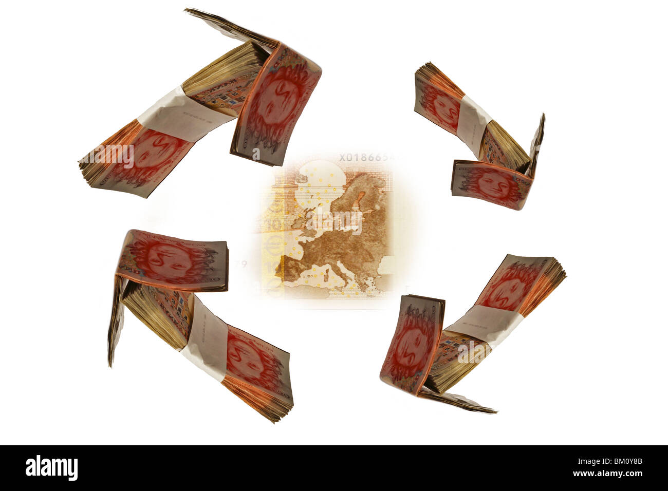Un formato digitale immagine composta di mazzette di valuta britannica disposti come frecce in una direzione circolare intorno a un'immagine dell'Europa Foto Stock