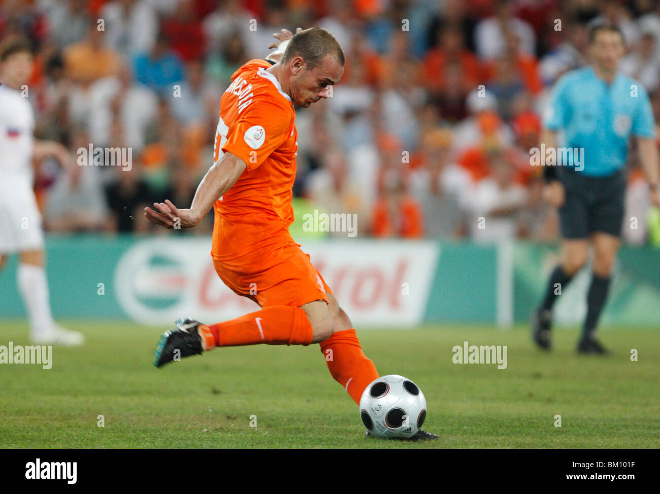 Wesley Sneijder del Paesi Bassi imposta per un colpo contro la Russia durante UEFA EURO 2008 corrispondono a giugno 21, 2008. Foto Stock